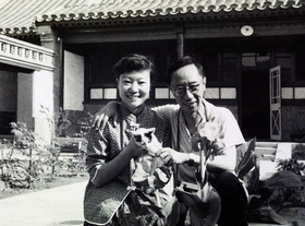 16年ぶりに再会した嫮生さん(左)と溥傑氏=1961年、中国・北京の溥傑宅(関西学院大博物館提供) 16年ぶりに再会した嫮生さん(左)と溥傑氏=1961年、中国・北京の溥傑宅(関西学院大博物館提供)