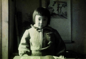 1946年ごろ。大陸を流浪し、男の子のように髪を短くしていた嫮生さん(関西学院大博物館提供) 1946年ごろ。大陸を流浪し、男の子のように髪を短くしていた嫮生さん(関西学院大博物館提供)
