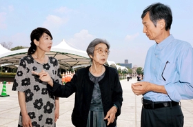 被爆体験証言者の梶本淑子さん(中央)から70年前の話を聞く、大田孝由さん(右)、中村裕美さん=広島市中区中島町1、平和記念公園 被爆体験証言者の梶本淑子さん(中央)から70年前の話を聞く、大田孝由さん(右)、中村裕美さん=広島市中区中島町1、平和記念公園
