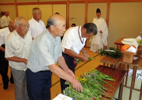 奥佐津地区の戦没者の冥福を願い、献花する遺族ら=香美町香住区下岡、下岡会館 奥佐津地区の戦没者の冥福を願い、献花する遺族ら=香美町香住区下岡、下岡会館