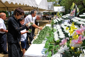 献花台に花を手向ける遺族ら=三木市上の丸町 献花台に花を手向ける遺族ら=三木市上の丸町
