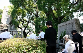 忠魂碑に手を合わせる参列者たち=御厨神社 忠魂碑に手を合わせる参列者たち=御厨神社