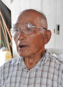 自身の体験を通して戦争の悲惨さを語る北添満さん=三田市下内神 自身の体験を通して戦争の悲惨さを語る北添満さん=三田市下内神
