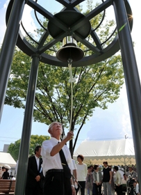 夏空の下、平和の鐘の澄んだ音を響かせる川西武信さん=宝塚市末広町 夏空の下、平和の鐘の澄んだ音を響かせる川西武信さん=宝塚市末広町