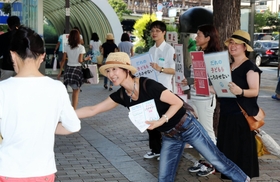 安保関連法案反対のビラを配るメンバーら=JR三ノ宮駅前 安保関連法案反対のビラを配るメンバーら=JR三ノ宮駅前