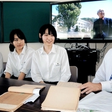 疎開中の日記や手紙を手に思い出を語る安田さん(右)と、耳を傾ける久保田さん(右から2人目)ら高校生=龍野高校