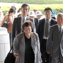 阪神高速倒壊訴訟の控訴審第1回弁論に臨む萬みち子さん=2003年7月2日、大阪高裁