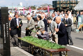 「鶉野平和祈念の碑」の前で、戦没者に献花する参加者ら=加西市鶉野町 「鶉野平和祈念の碑」の前で、戦没者に献花する参加者ら=加西市鶉野町