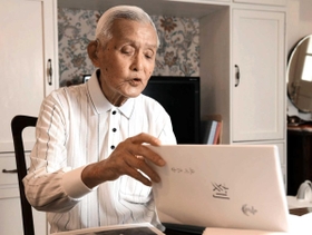 島さんに関する証言などをまとめた冊子「刻(こく)」を持つ潁川良平さん=宝塚市武庫川町(撮影・中西幸大) 島さんに関する証言などをまとめた冊子「刻(こく)」を持つ潁川良平さん=宝塚市武庫川町(撮影・中西幸大)