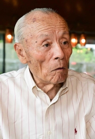 小山正明さん=西宮市内(撮影・秋山亮太) 小山正明さん=西宮市内(撮影・秋山亮太)