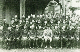 戦地への出発を前に仲間と写真に写る治居冨美さん(2列目左から6人目)ら=1943年4月14日、札幌市、日本赤十字社札幌支部(本人提供) 戦地への出発を前に仲間と写真に写る治居冨美さん(2列目左から6人目)ら=1943年4月14日、札幌市、日本赤十字社札幌支部(本人提供)