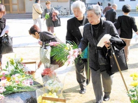 2006年、慰霊祭に訪れた多鹿さん(手前)=神戸市内(吉田俊弘さん提供) 2006年、慰霊祭に訪れた多鹿さん(手前)=神戸市内(吉田俊弘さん提供)
