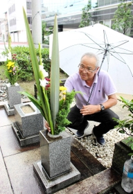 慰霊碑を毎週訪れ、花を供える水口豊さん=愛媛県今治市 慰霊碑を毎週訪れ、花を供える水口豊さん=愛媛県今治市