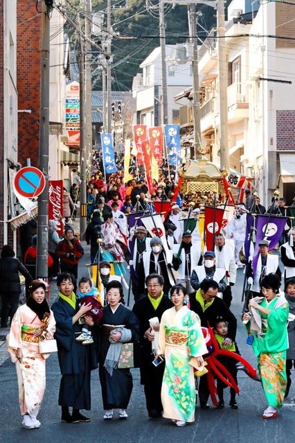 昔は「ねり子」を抱いて大人が駆け抜けた参道を、今は着飾った親族と練り歩く=洲本市由良(撮影・大山伸一郎) 昔は「ねり子」を抱いて大人が駆け抜けた参道を、今は着飾った親族と練り歩く=洲本市由良(撮影・大山伸一郎)