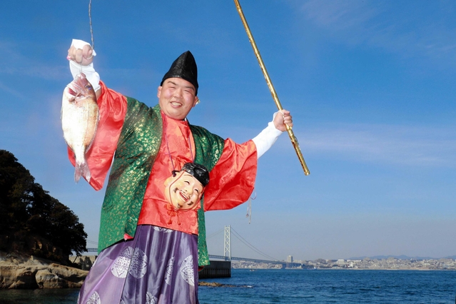 恵比須さまの大役を果たした宮本力さん。面を外しても…=淡路市岩屋 恵比須さまの大役を果たした宮本力さん。面を外しても…=淡路市岩屋