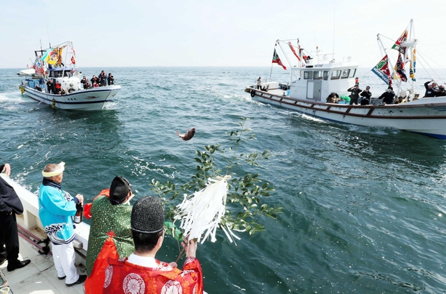 浜芝居では、沖に出た漁船からタイを放流する船渡御もあった=淡路市岩屋 浜芝居では、沖に出た漁船からタイを放流する船渡御もあった=淡路市岩屋