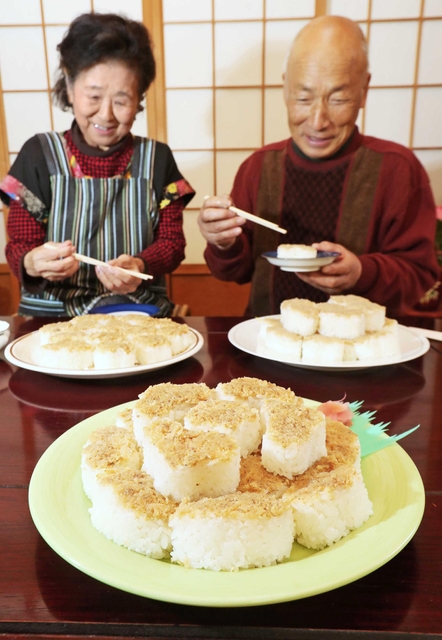 こけら寿司を味わう坂尻日出夫さん(右)と妻信子さん。作り方は同じでも、家庭によって具材や味付けが異なるとか=淡路市岩屋 こけら寿司を味わう坂尻日出夫さん(右)と妻信子さん。作り方は同じでも、家庭によって具材や味付けが異なるとか=淡路市岩屋