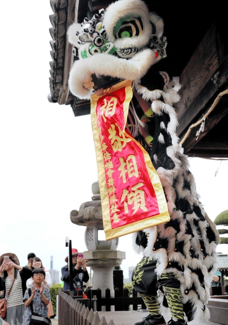 神戸華僑総会舞獅隊の中国獅子舞=神戸市中央区北野町3 神戸華僑総会舞獅隊の中国獅子舞=神戸市中央区北野町3