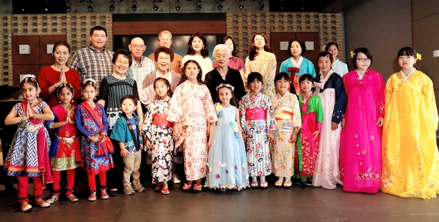 「世界の童謡フェスティバル」に出演した子どもたち。和装にチマ・チョゴリ、インドの民族衣装が一堂に。「いろんな国の子がいて当たり前」と張文乃さん(2列目左から4人目)=神戸市中央区中山手通2 「世界の童謡フェスティバル」に出演した子どもたち。和装にチマ・チョゴリ、インドの民族衣装が一堂に。「いろんな国の子がいて当たり前」と張文乃さん(2列目左から4人目)=神戸市中央区中山手通2