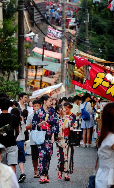 いか焼きのにおいが立ち込め、くじ引き店から呼び込みが聞こえる。夕暮れ時、祇園まつりが華やぐ=神戸市兵庫区上祇園町 いか焼きのにおいが立ち込め、くじ引き店から呼び込みが聞こえる。夕暮れ時、祇園まつりが華やぐ=神戸市兵庫区上祇園町
