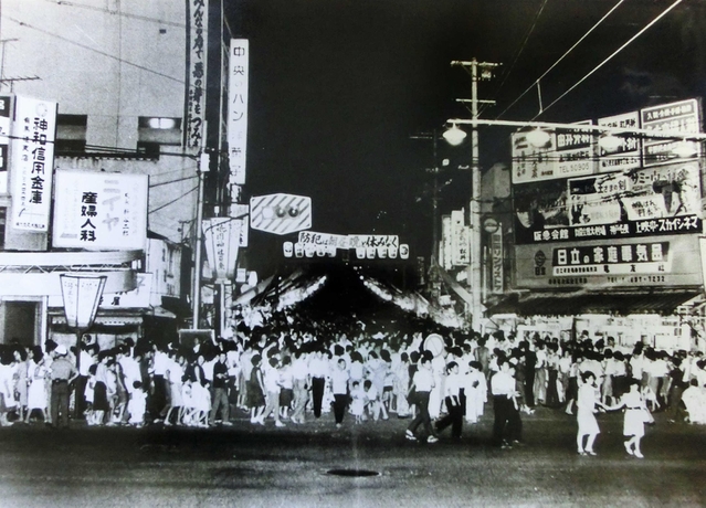 昭和38年の祇園まつり。参拝者が有馬街道の平野交差点にあふれている=神戸市兵庫区(平野商店街振興組合提供) 昭和38年の祇園まつり。参拝者が有馬街道の平野交差点にあふれている=神戸市兵庫区(平野商店街振興組合提供)