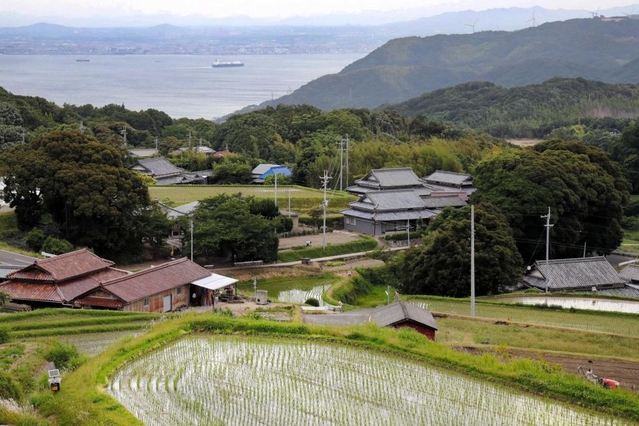 7月に「廻りご祈禱」をする久野々集落。対岸には明石市や神戸市の住宅地が見える=淡路市久野々 7月に「廻りご祈禱」をする久野々集落。対岸には明石市や神戸市の住宅地が見える=淡路市久野々