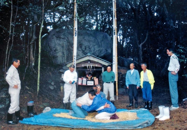 石上神社の秋季例祭で奉納される「座り相撲」。膝立ちの姿勢で組み合い、豊作を感謝する=2004年10月、淡路市舟木(淡路市教育委員会提供) 石上神社の秋季例祭で奉納される「座り相撲」。膝立ちの姿勢で組み合い、豊作を感謝する=2004年10月、淡路市舟木(淡路市教育委員会提供)
