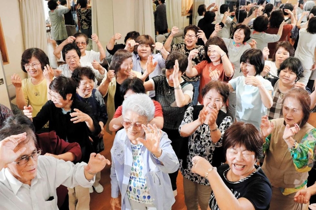 夏目踊りが始まる。1人、また1人と輪に加わり、笑顔が広がる=神戸市長田区若松町3、神戸奄美会館(撮影・大山伸一郎) 夏目踊りが始まる。1人、また1人と輪に加わり、笑顔が広がる=神戸市長田区若松町3、神戸奄美会館(撮影・大山伸一郎)