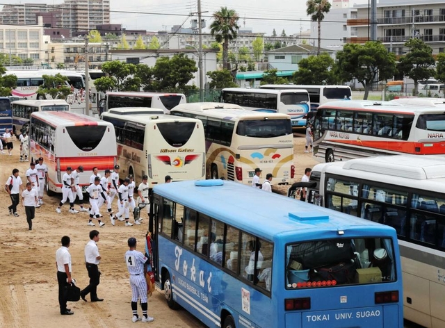 甲子園出場校の応援バスなどが集まる、通称「くじら池駐車場」=西宮市枝川町 甲子園出場校の応援バスなどが集まる、通称「くじら池駐車場」=西宮市枝川町