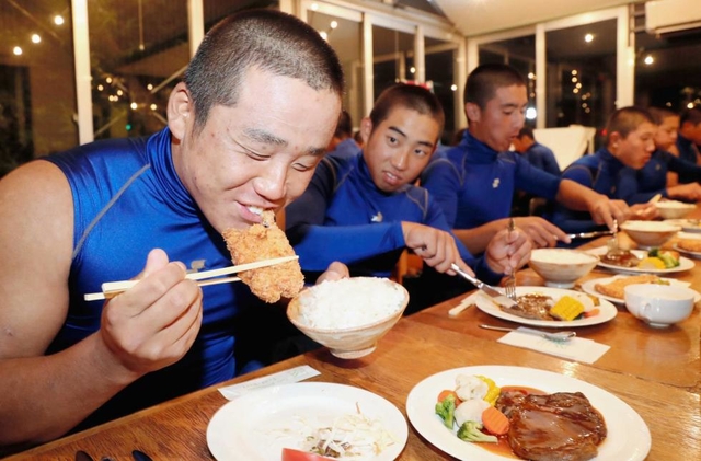 ステーキにトンカツで「敵に勝つ!」。下関国際の野球部員が勢いよくほお張った=西宮市新甲陽町、中寿美花壇 ステーキにトンカツで「敵に勝つ!」。下関国際の野球部員が勢いよくほお張った=西宮市新甲陽町、中寿美花壇