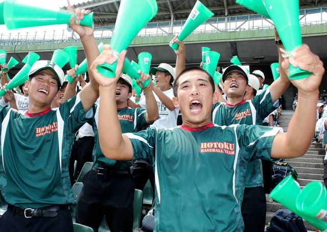 全国高校野球選手権兵庫大会の準々決勝で「アゲアゲホイホイ」を叫ぶ報徳の野球部員ら=神戸市須磨区緑台、ほっともっとフィールド神戸 全国高校野球選手権兵庫大会の準々決勝で「アゲアゲホイホイ」を叫ぶ報徳の野球部員ら=神戸市須磨区緑台、ほっともっとフィールド神戸