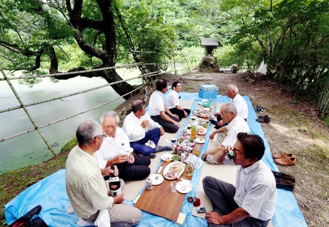 皿池のほとりで催された弁財天祭。奥に鎮座する弁財天の前で、和やかに直会が進んだ=神戸市北区大沢町上大沢 皿池のほとりで催された弁財天祭。奥に鎮座する弁財天の前で、和やかに直会が進んだ=神戸市北区大沢町上大沢