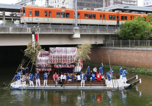 阪神電車を背景に、庄下川に浮かぶ船だんじり。市民らが乗り込み、復活を喜んだ=尼崎市神田中通1(撮影・大森 武) 阪神電車を背景に、庄下川に浮かぶ船だんじり。市民らが乗り込み、復活を喜んだ=尼崎市神田中通1(撮影・大森 武)