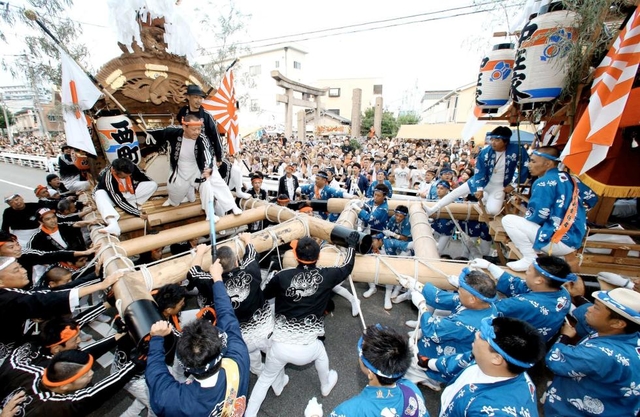 西町(左)と中在家の山合わせ。西町が肩背棒を中在家に乗せ、沿道が沸く=尼崎市汐町 西町(左)と中在家の山合わせ。西町が肩背棒を中在家に乗せ、沿道が沸く=尼崎市汐町