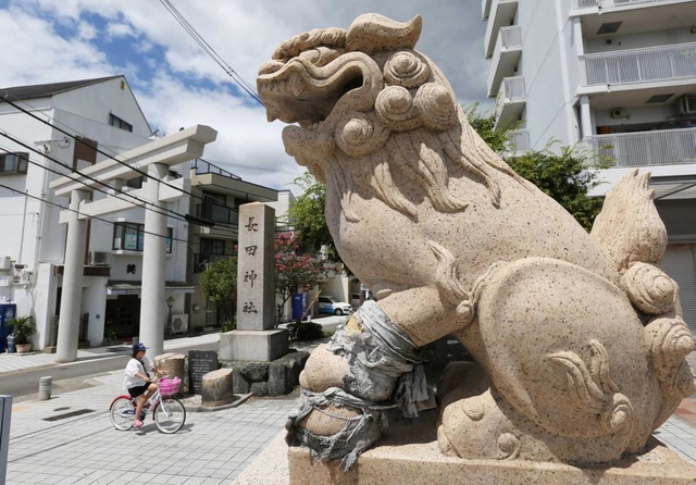 「足止め」の布が巻き付けられた長田神社のこま犬=神戸市長田区大道通1 「足止め」の布が巻き付けられた長田神社のこま犬=神戸市長田区大道通1