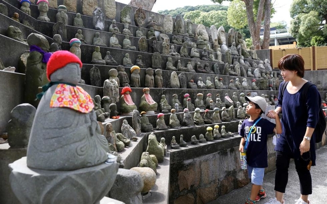 行き場を失い、須磨寺に安置された地蔵=神戸市須磨区須磨寺町4 行き場を失い、須磨寺に安置された地蔵=神戸市須磨区須磨寺町4