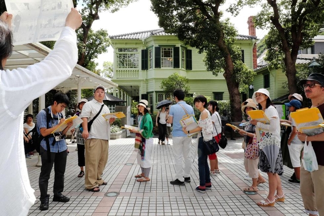「アドルフに告ぐ」の“聖地”を巡るツアーの参加者でにぎわう萌黄の館(奥)。20人の定員に約100人の応募が集まる人気だったという=神戸市中央区北野町 「アドルフに告ぐ」の“聖地”を巡るツアーの参加者でにぎわう萌黄の館(奥)。20人の定員に約100人の応募が集まる人気だったという=神戸市中央区北野町