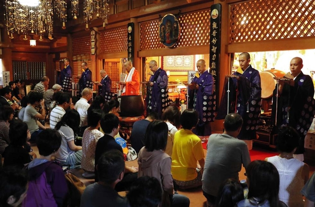 「四万六千日大祭」を迎えた摩耶山天上寺。深夜、僧侶とともに大勢の参列者が祈りをささげた=神戸市灘区摩耶山町 「四万六千日大祭」を迎えた摩耶山天上寺。深夜、僧侶とともに大勢の参列者が祈りをささげた=神戸市灘区摩耶山町