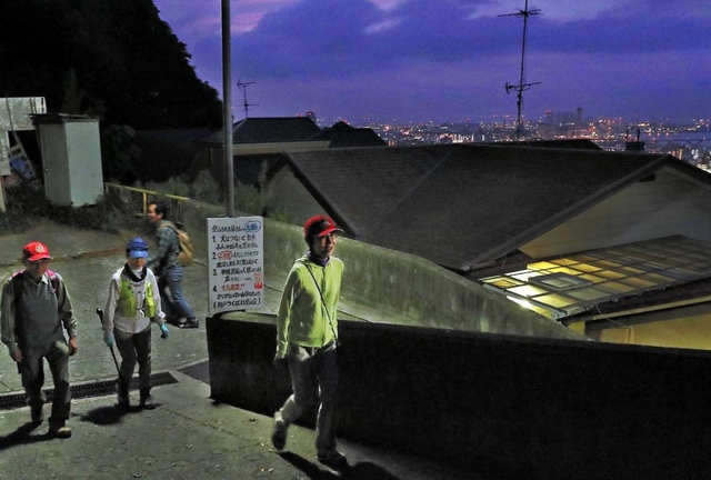 夜明け前。神戸の夜景を背に、摩耶山を登る人たち=神戸市灘区 夜明け前。神戸の夜景を背に、摩耶山を登る人たち=神戸市灘区