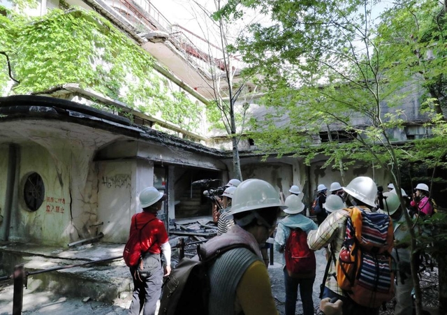 摩耶観光ホテル跡を見学する「マヤ遺跡ガイドウォーク」の参加者=神戸市灘区畑原 摩耶観光ホテル跡を見学する「マヤ遺跡ガイドウォーク」の参加者=神戸市灘区畑原