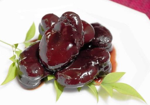 尼崎の伝統野菜「富松一寸豆」。1寸(約3センチ)にもなる大きな豆は、一日かけて甘く煮込んでも型崩れしない=尼崎市富松町3 尼崎の伝統野菜「富松一寸豆」。1寸(約3センチ)にもなる大きな豆は、一日かけて甘く煮込んでも型崩れしない=尼崎市富松町3