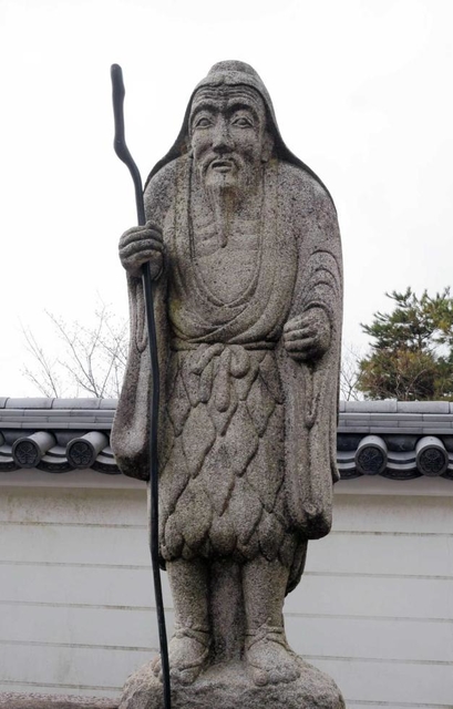 摩耶山天上寺にある法道仙人の石像=神戸市灘区摩耶山町 摩耶山天上寺にある法道仙人の石像=神戸市灘区摩耶山町