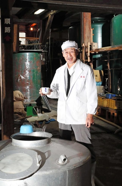 しぼりたての酒の風味を確かめる中川博基さん。「鳳鳴は甘みがあってこくもある酒です」=篠山市大沢1、鳳鳴酒造味間工場 しぼりたての酒の風味を確かめる中川博基さん。「鳳鳴は甘みがあってこくもある酒です」=篠山市大沢1、鳳鳴酒造味間工場