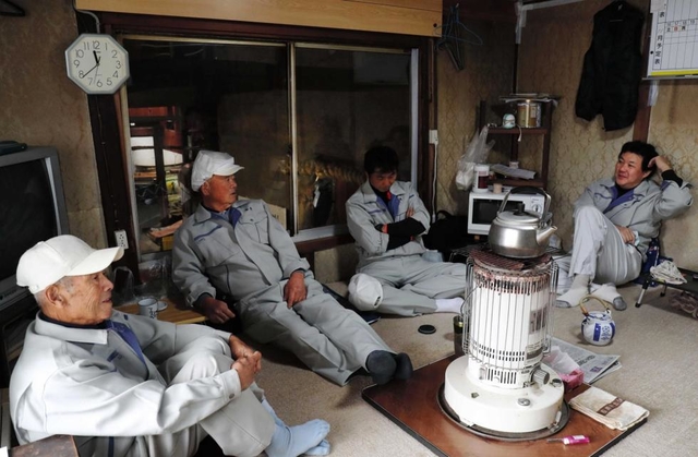 酒蔵の2階にある休憩部屋。杜氏の藤井隆男さん(左端)を囲み、暖を取る=篠山市波賀野、狩場酒造場 酒蔵の2階にある休憩部屋。杜氏の藤井隆男さん(左端)を囲み、暖を取る=篠山市波賀野、狩場酒造場