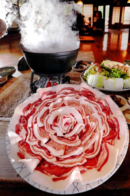 シシ肉にヤマノイモ、コンニャク…。いろり端に山の幸、野の幸があふれる=篠山市火打岩、いわや(撮影・大山伸一郎) シシ肉にヤマノイモ、コンニャク…。いろり端に山の幸、野の幸があふれる=篠山市火打岩、いわや(撮影・大山伸一郎)