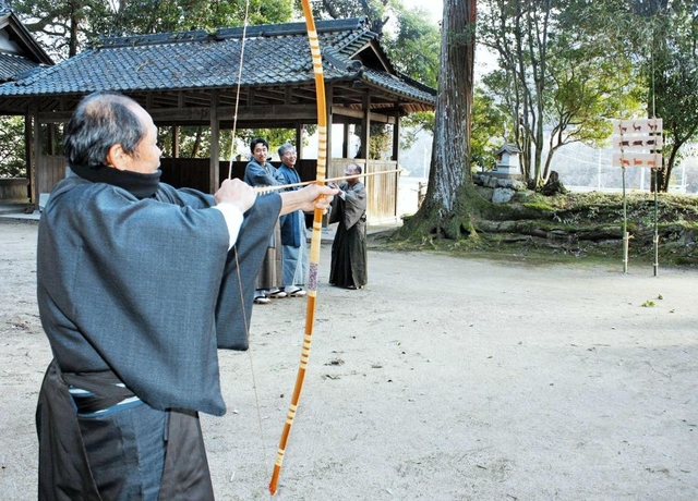 イノシシとシカの板を狙う弓引き神事=篠山市今田町木津、住吉神社 イノシシとシカの板を狙う弓引き神事=篠山市今田町木津、住吉神社