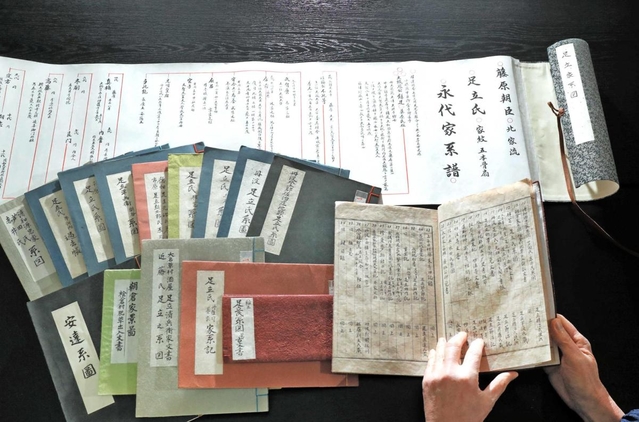 妙法寺に保管されている足立氏の関係資料。巻物の系図は藤原鎌足から始まっている=丹波市青垣町小倉(撮影・大山伸一郎) 妙法寺に保管されている足立氏の関係資料。巻物の系図は藤原鎌足から始まっている=丹波市青垣町小倉(撮影・大山伸一郎)