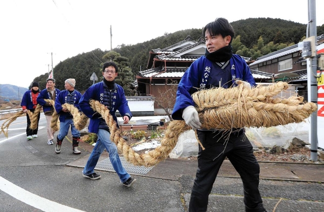 わらの大蛇を持って集落を練り歩く人たち=丹波市山南町応地(撮影・斎藤雅志) わらの大蛇を持って集落を練り歩く人たち=丹波市山南町応地(撮影・斎藤雅志)