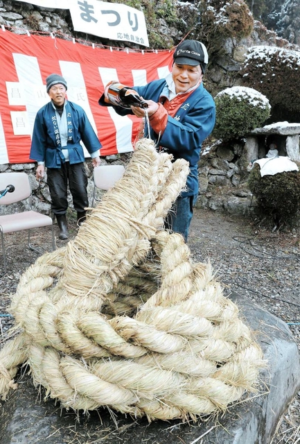 「蛇ない」では、わらでなわれた大蛇に1升の酒を飲ませる=丹波市山南町応地 「蛇ない」では、わらでなわれた大蛇に1升の酒を飲ませる=丹波市山南町応地