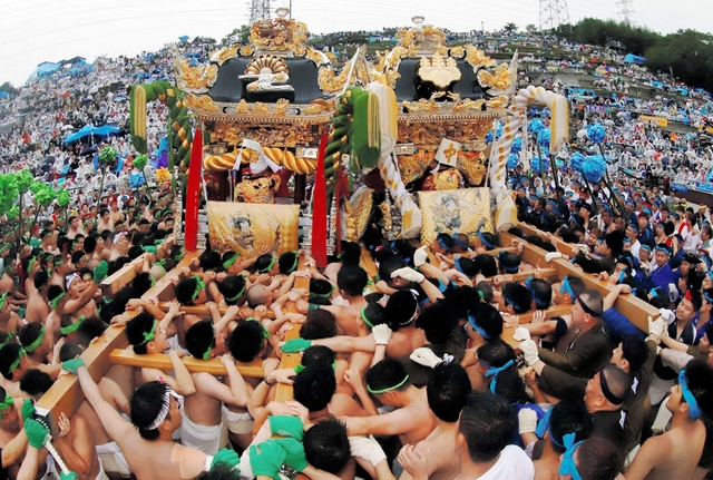 屋台を豪快に練り合わせる「灘のけんか祭り」。播州人の魂を揺さぶる=姫路市白浜町 屋台を豪快に練り合わせる「灘のけんか祭り」。播州人の魂を揺さぶる=姫路市白浜町